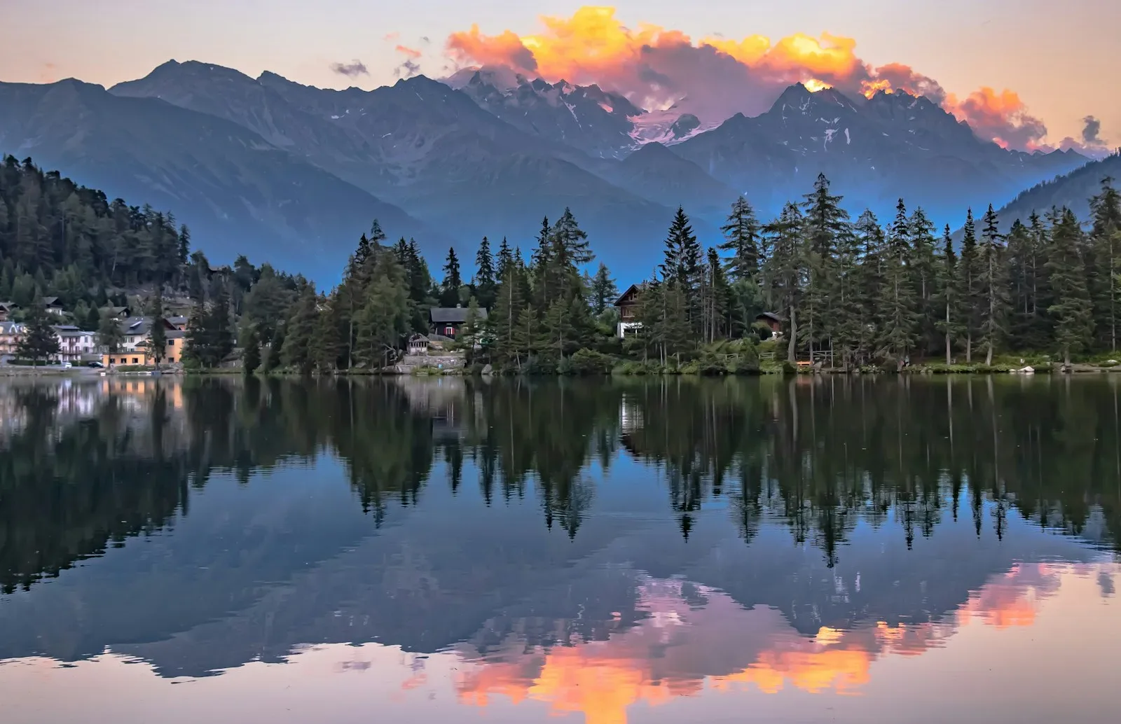 Bergsee mit Wald und Spiegelung bei klarem Licht