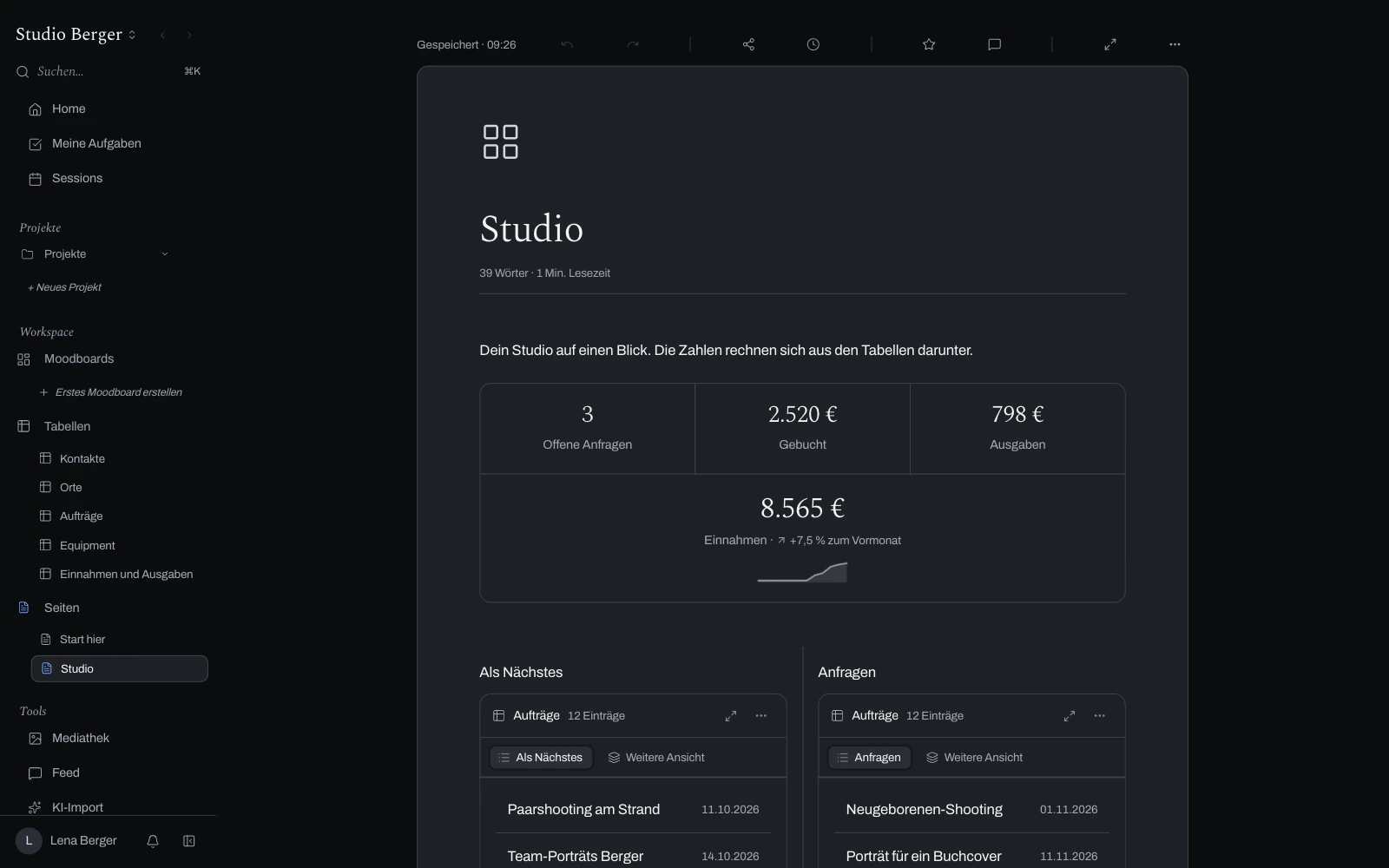 Studio in Pachurros, am Schreibtisch und am Handy