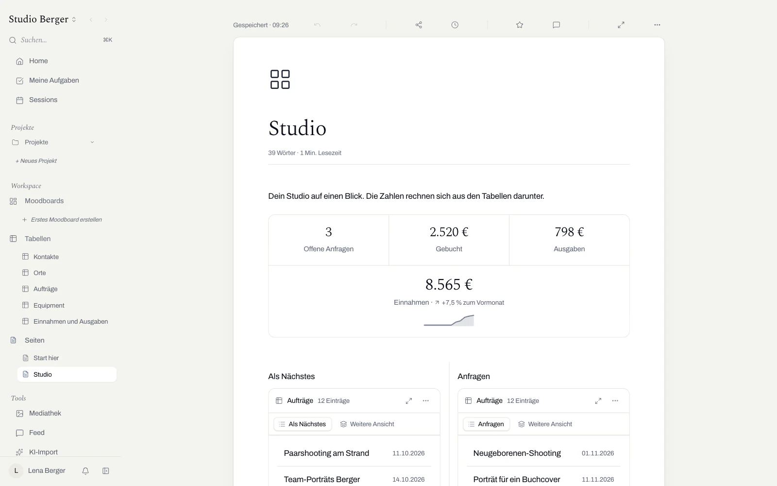 Studio in Pachurros, am Schreibtisch und am Handy